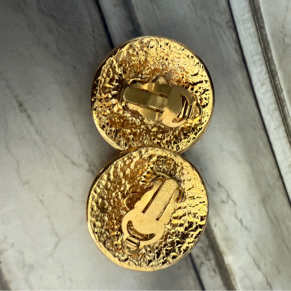 LOT 2253 24K gold plated CHANEL vintage 3D clip on earrings - Picture 15 of 16